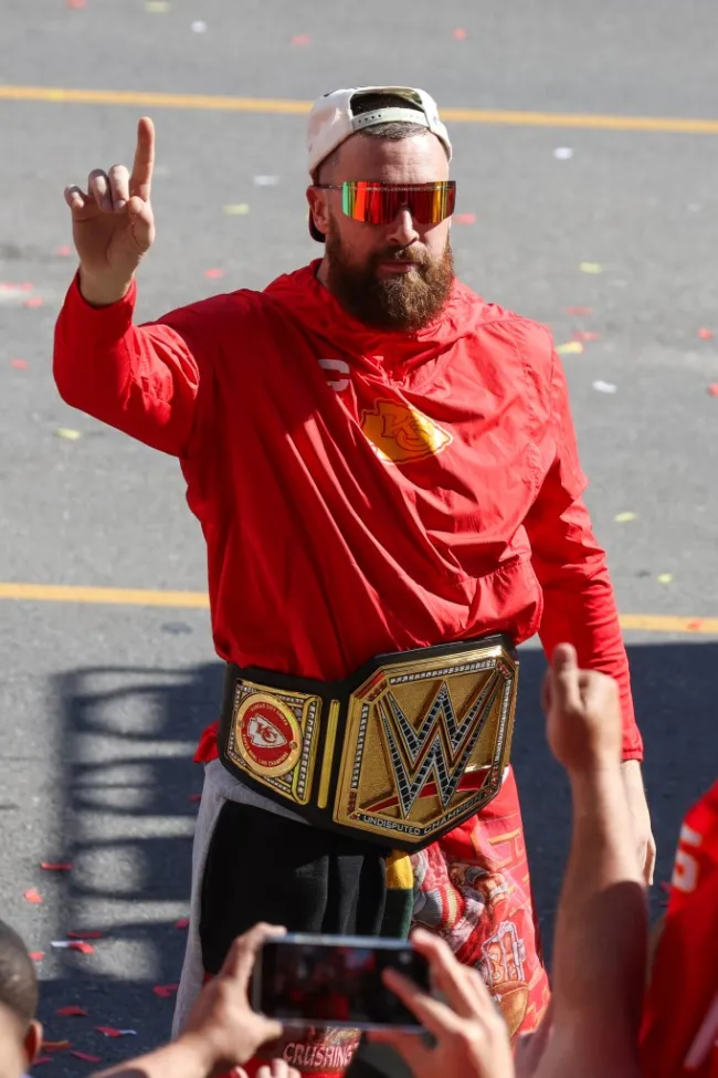travis kelce luciendo un cinturón de la WWE en el desfile de los jefes
