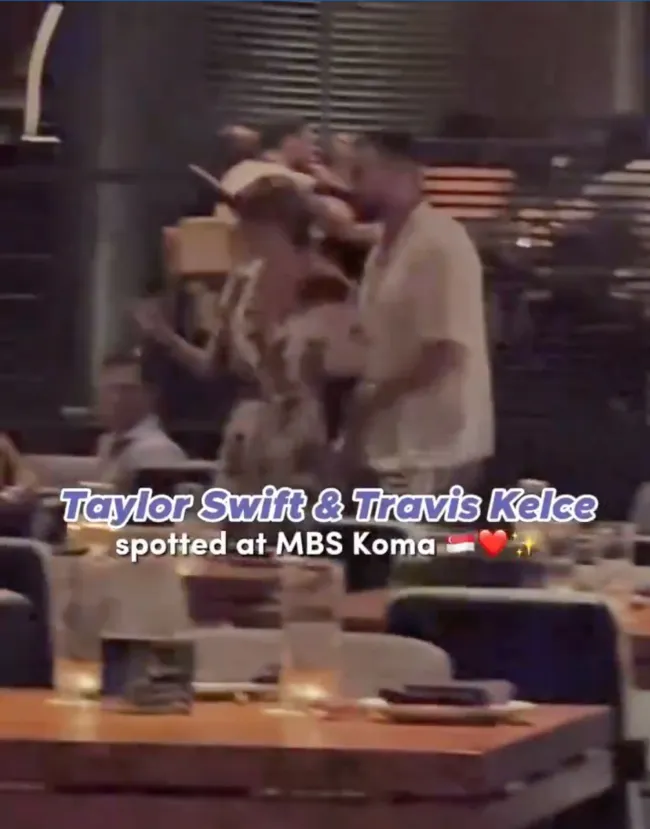 Travis Kelce y Taylor Swift salen a cenar.