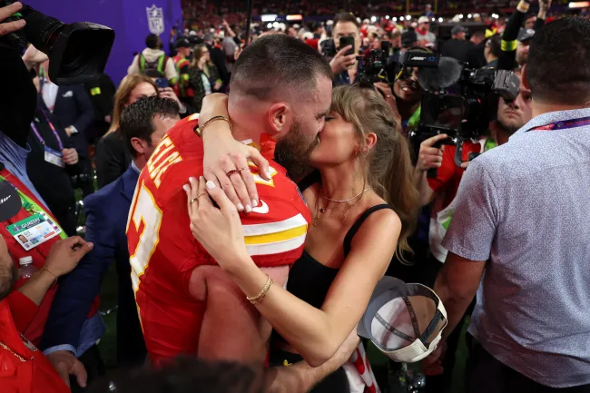 Travis Kelce y Taylor Swift se besan después del Super Bowl