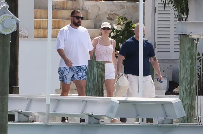 Taylor Swift y Travis Kelce tomados de la mano en las Bahamas.