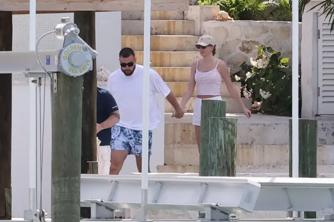 Travis Kelce y Taylor Swift tomados de la mano en las Bahamas.