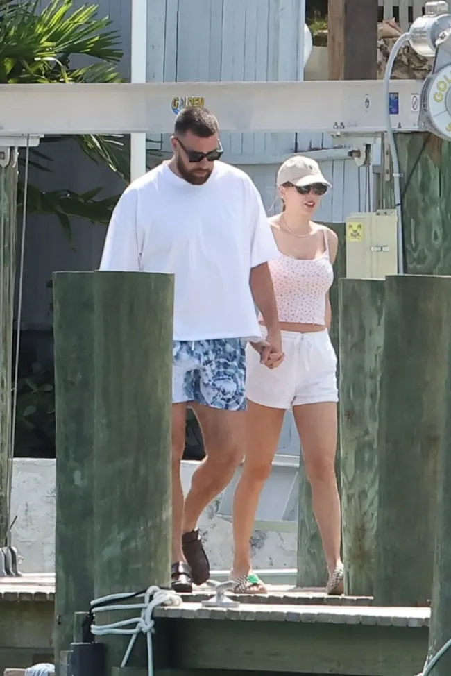 Travis Kelce y Taylor Swift tomados de la mano en las Bahamas.