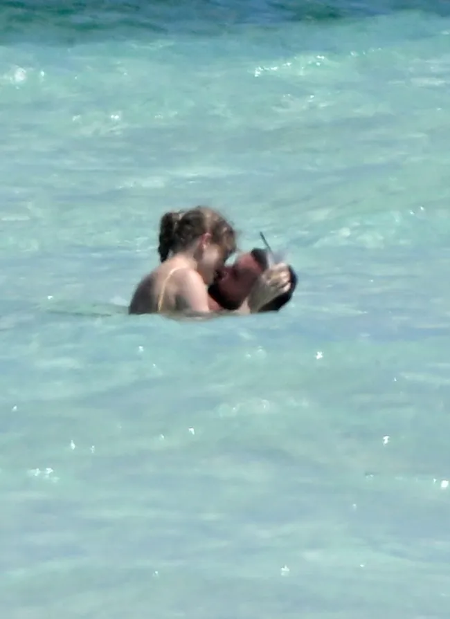 taylor swift travis kelce besándose en las bahamas de vacaciones