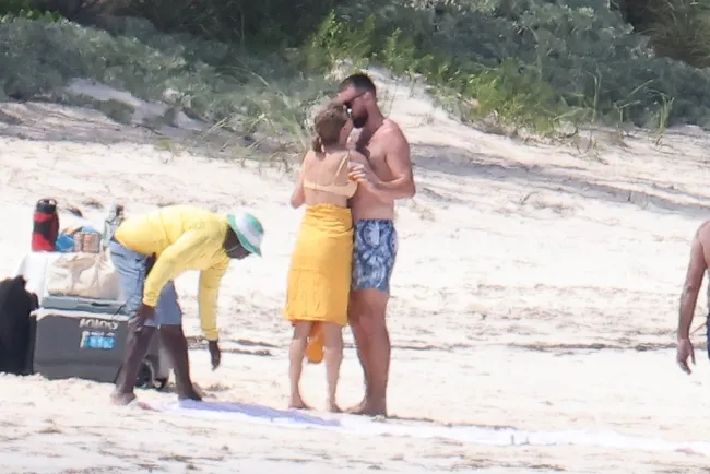 taylor swift travis kelce besándose en las bahamas de vacaciones