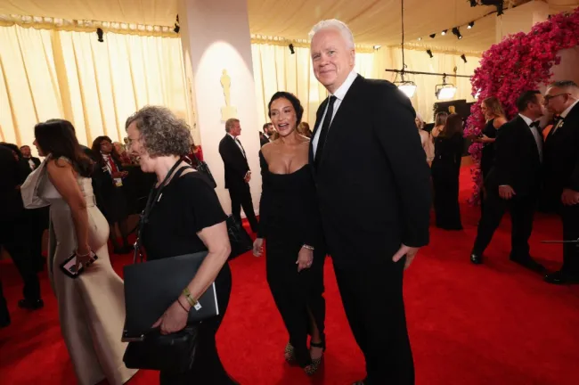 Tim Robbins y Reed Morano recorriendo la alfombra roja de los Oscar 2024
