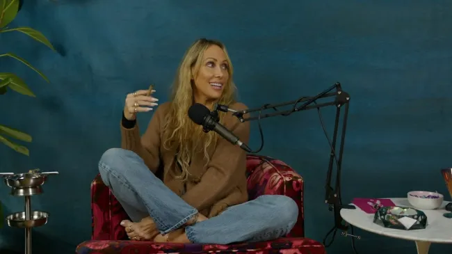 Tish Cyrus hablando en su podcast 