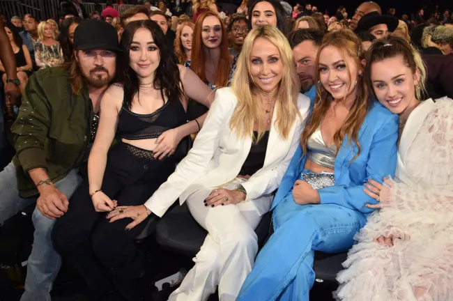 Billy Ray Cyrus y Noah Cyrus, Tish Cyrus, Brandi Cyrus en los Billboard Music Awards 2017.