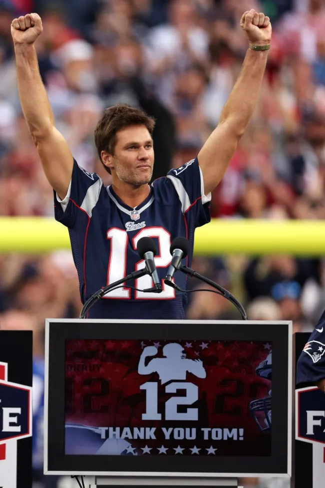 Tom Brady con una camiseta.