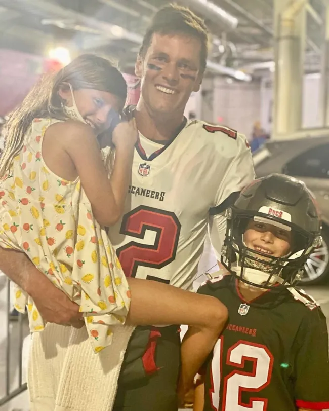 Tom Brady con sus hijos.