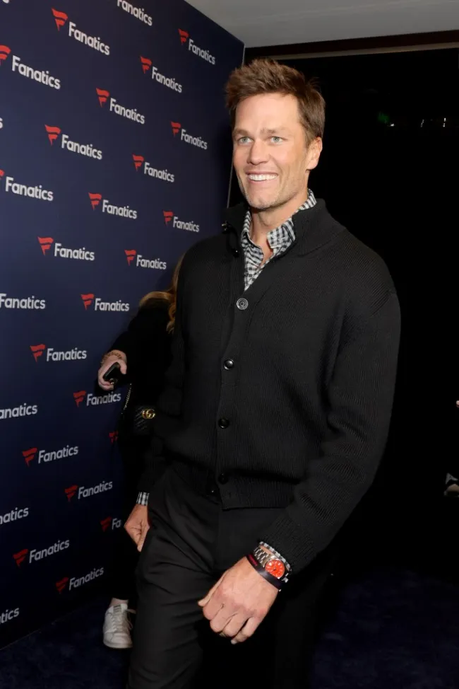 Tom Brady en una alfombra roja.