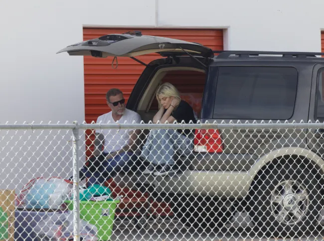 Dean McDermott y Tori Spelling hablando en un coche
