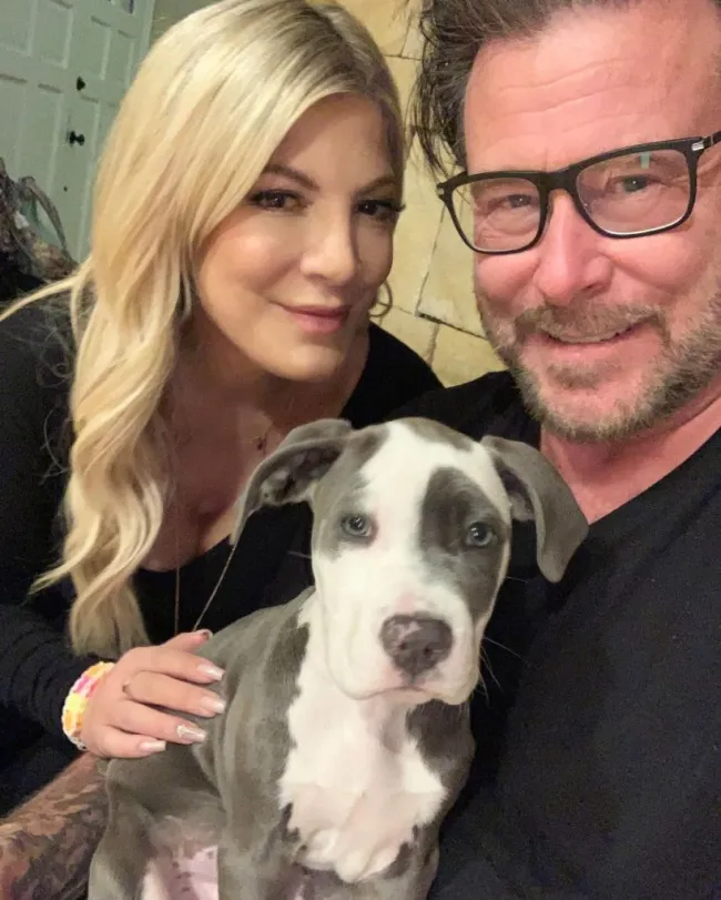 Una selfie de Tori Spelling y Dean McDermott con su perro.