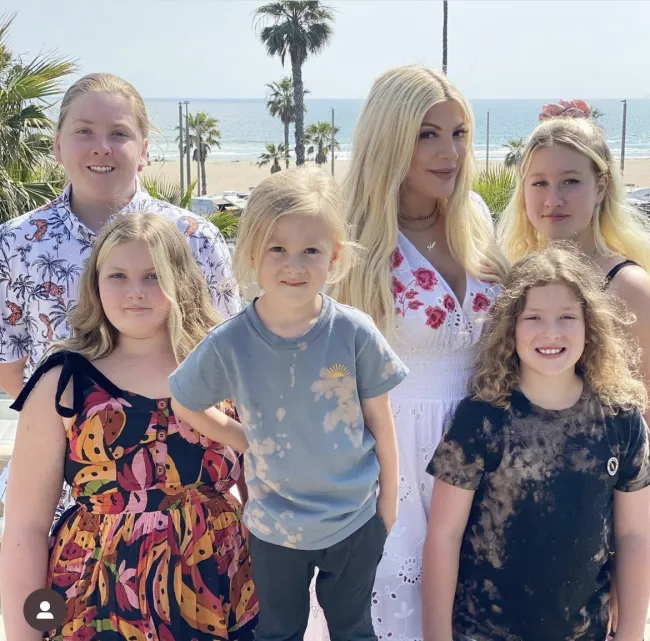 Tori Spelling con sus cinco hijos.