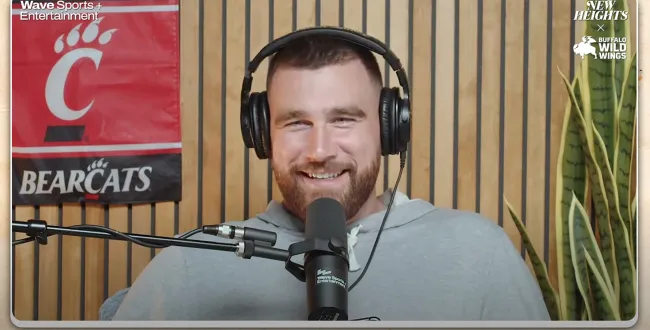 Travis Kelce en su podcast.