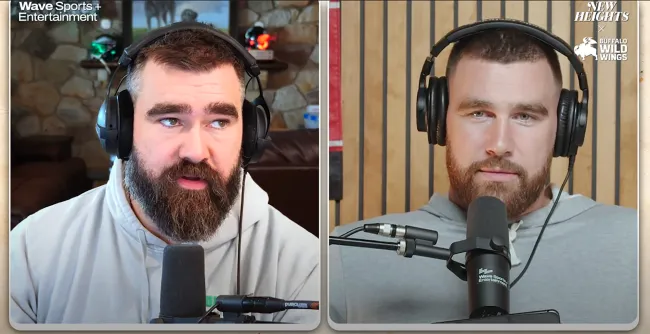 Travis Kelce y Jason Kelce en su podcast.