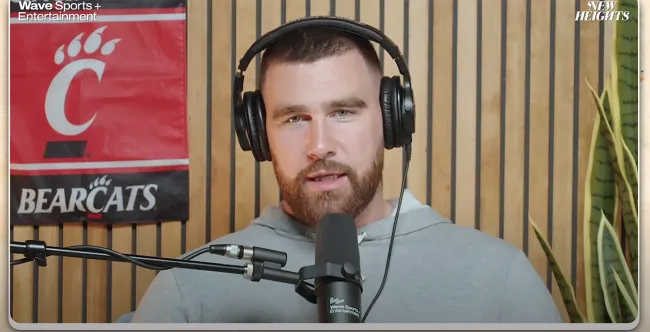 Travis Kelce en su podcast.