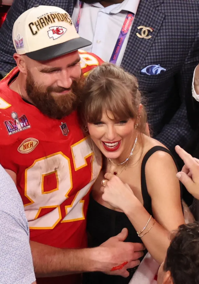 Taylor Swift y Travis Kelce celebrando después de su victoria en el Super Bowl de 2024.