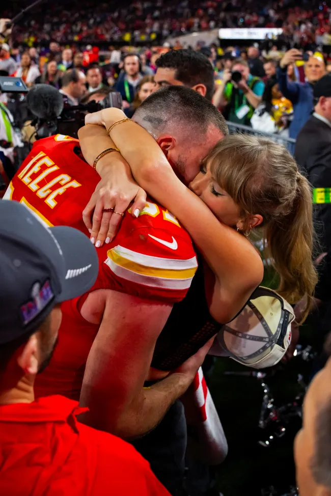 Taylor Swift y Travis Kelce celebrando después de su victoria en el Super Bowl de 2024.