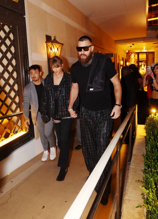 Taylor Swift y Travis Kelce saliendo de una fiesta en Las Vegas.