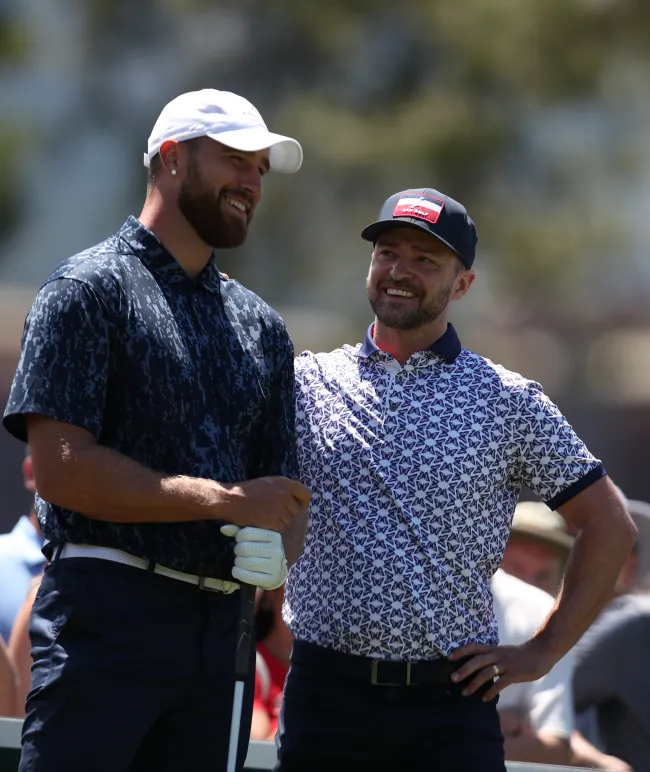 Travis Kelce y Justin Timberlake jugando al golf