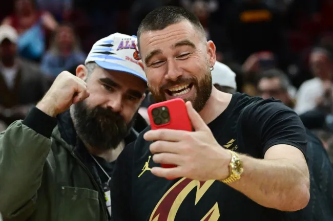 Jason y Travis Kelce tomándose una selfie.