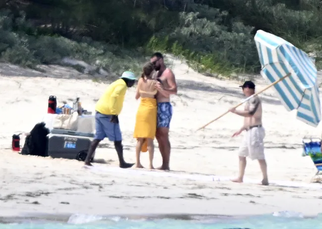 Travis Kelce y Taylor Swift en las Bahamas.
