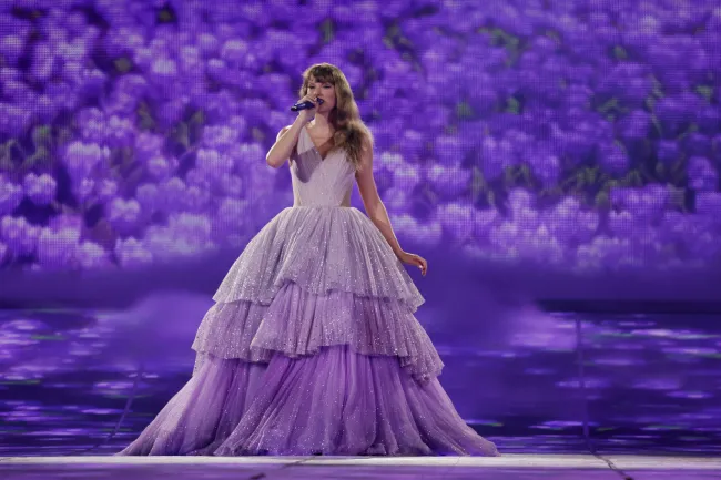 Taylor Swift cantando con un vestido