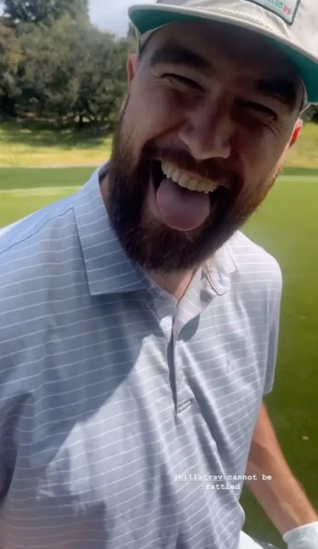 Travis Kelce celebrando mientras juega golf