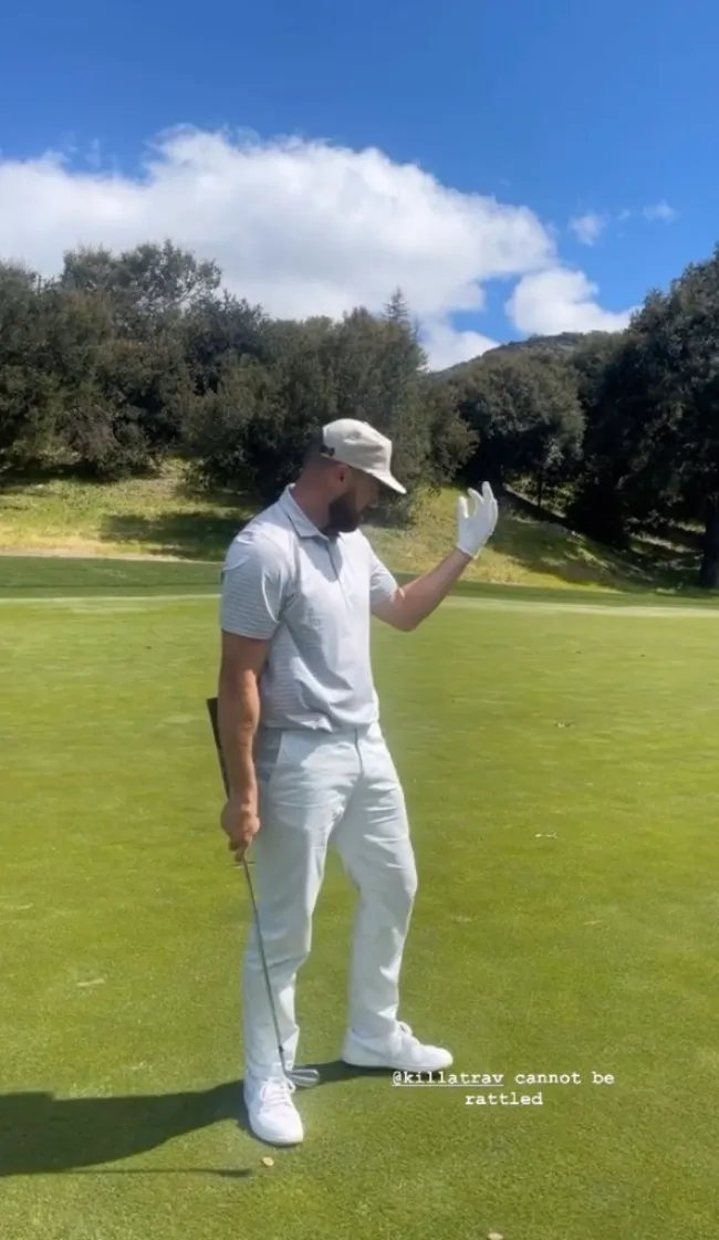 Travis Kelce jugando al golf