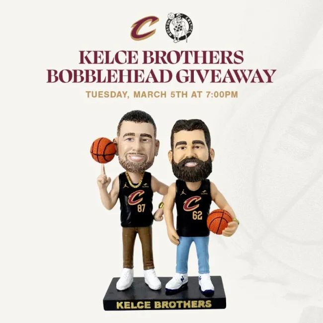 Figuras cabezones de Travis Kelce y Jason Kelce.  Sorteo de los Cleveland Cavaliers