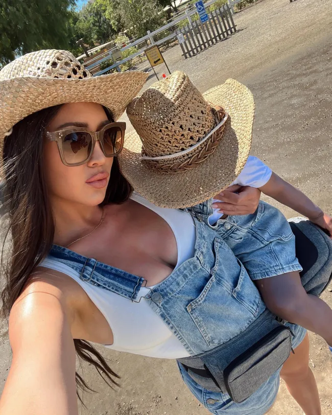 selfie de maralee nichols sosteniendo a su bebé con sombreros a juego