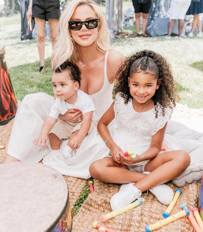 Khloe Kardashian con su hijo y su hija