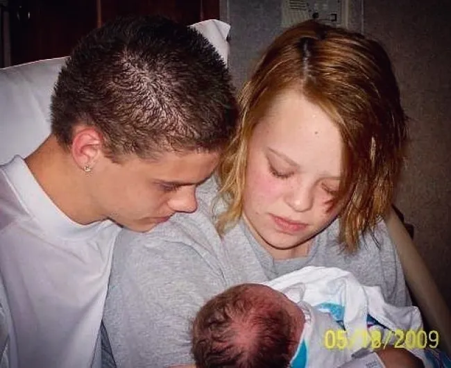 Tyler Baltierra y Catelynn Lowell con su hija recién nacida Carly
