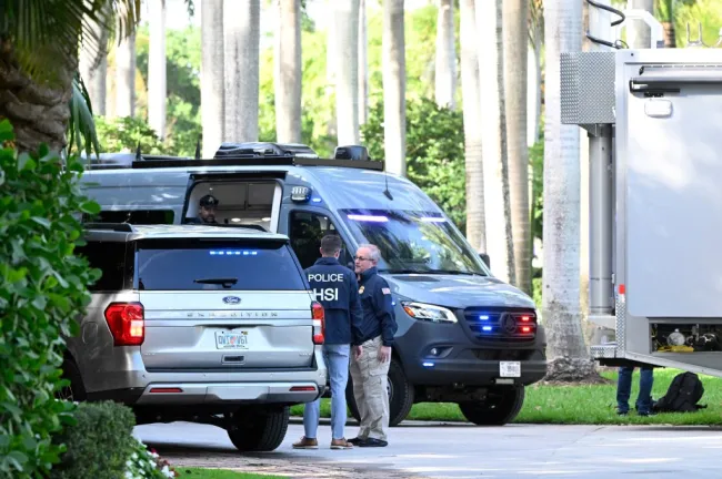 Se ve a agentes de policía y de Seguridad Nacional en la mansión frente al mar de Diddy en Miami.