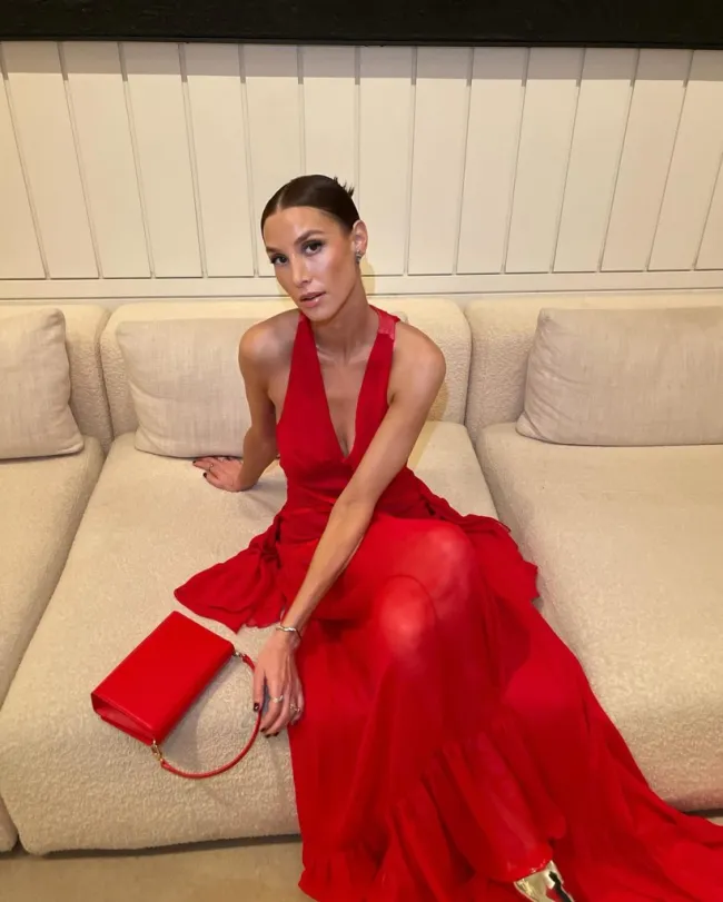 Whitney Port con un vestido rojo