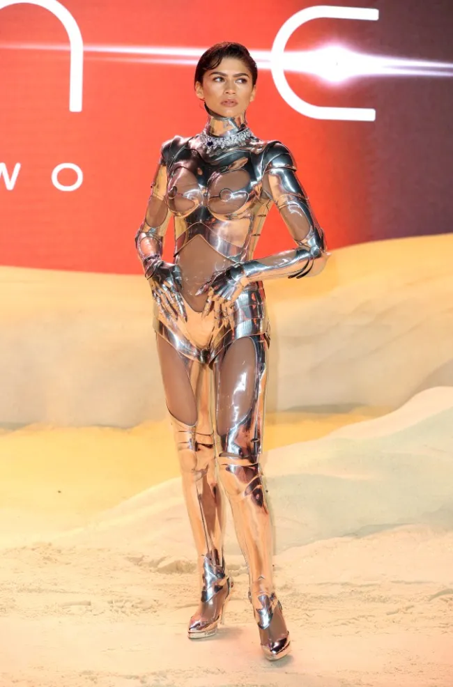 Zendaya vistiendo un traje de robot para el estreno de 