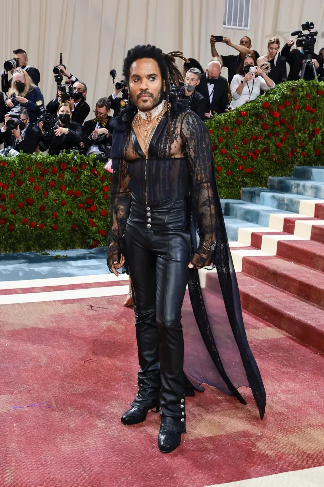 Lenny Kravitz con encaje negro en la Met Gala 2022