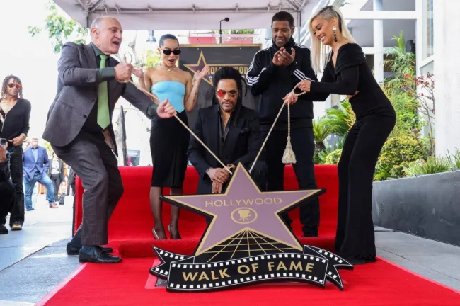 Presentación de la estrella de Hollywood de Lenny Kravitz con su hija Zoë Kravitz y el actor Denzel Washington.