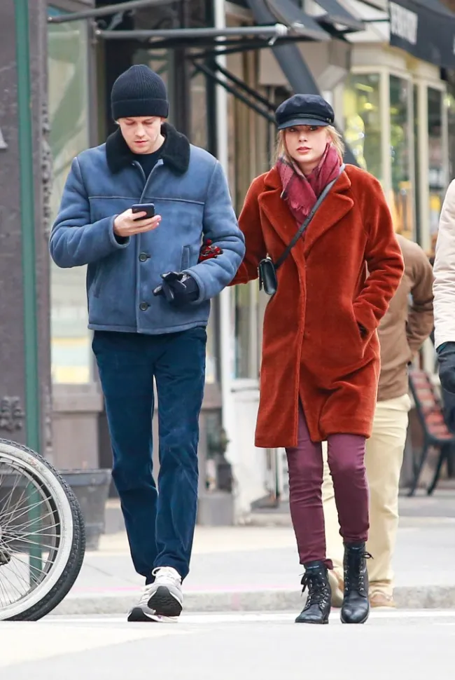 Joe Alwyn y Taylor Swift en la ciudad de Nueva York.