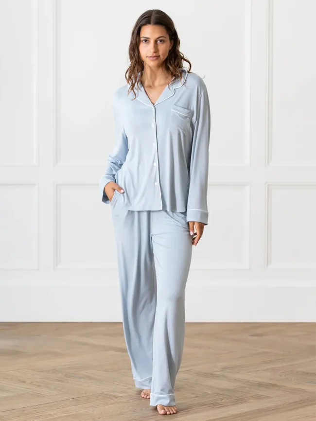 Una modelo en pijama azul claro.