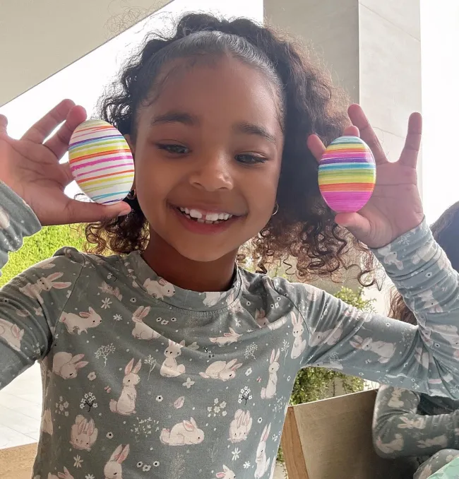Un niño sosteniendo huevos de Pascua