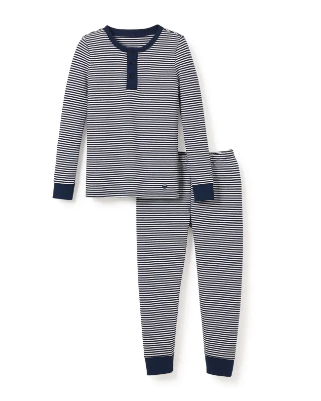 Un conjunto de pijama infantil de rayas azules y blancas.
