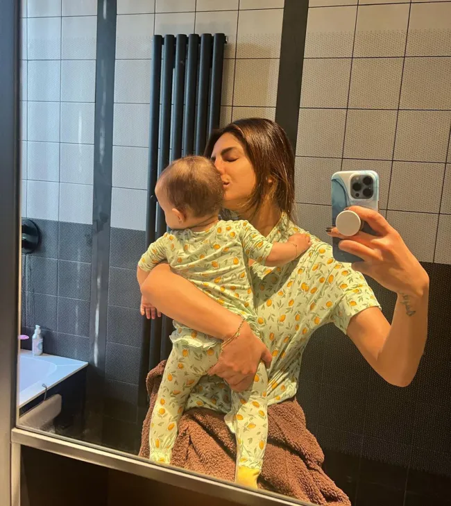 Priyanka Chopra-Jonas empareja a su hija Malti en pijama para una selfie en el espejo