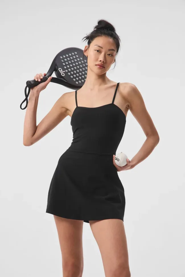 Una modelo con un vestido negro de ejercicio.
