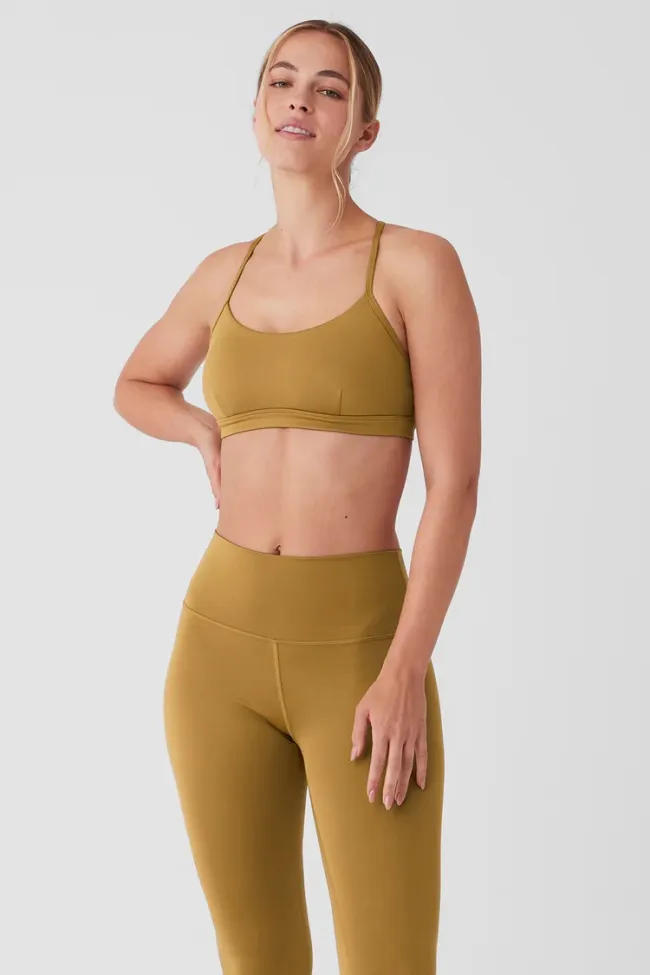 Una modelo con sujetador amarillo y leggings.