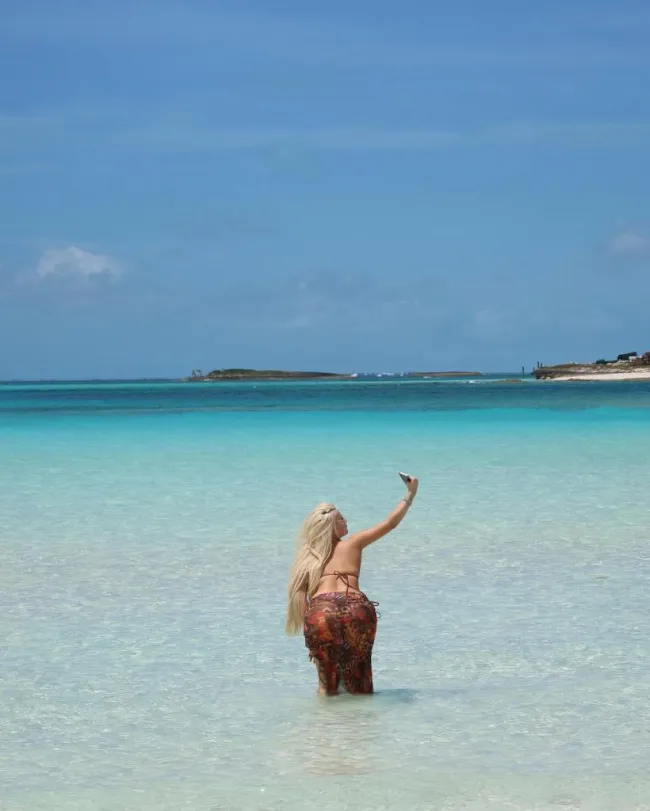 Alabama Barker en bikini en las Bahamas.
