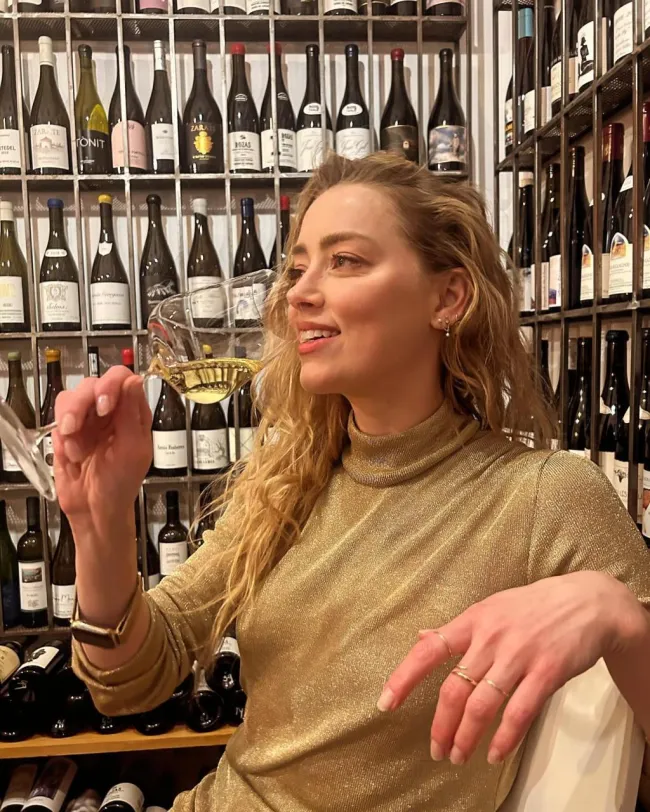 Amber Heard bebiendo champán.