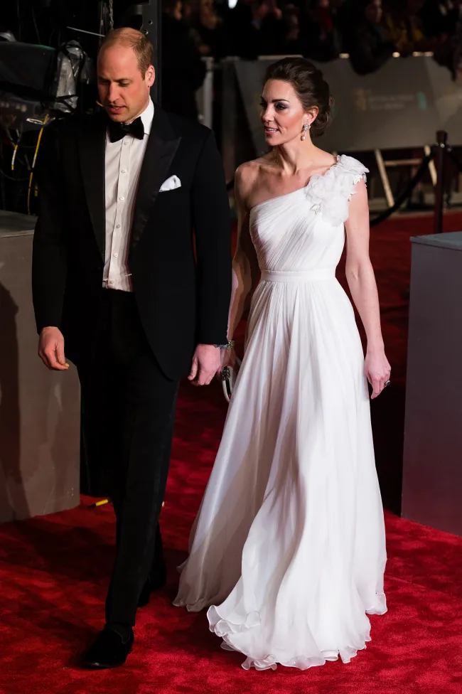 El príncipe William paseando con Kate Middleton