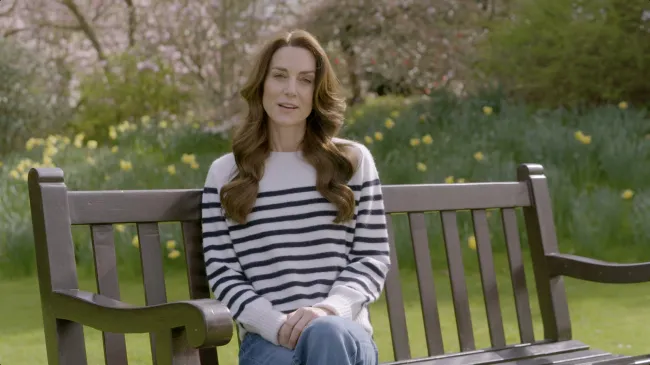 Kate Middleton sentada en un banco