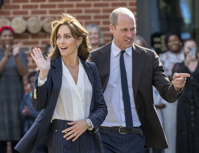 Kate Middleton y el príncipe William caminando juntos